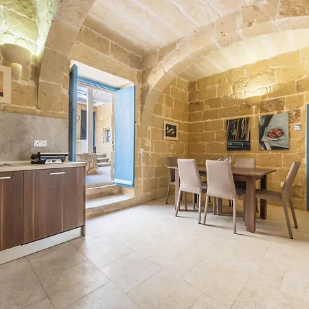 7 - Solo Traveler By Solea