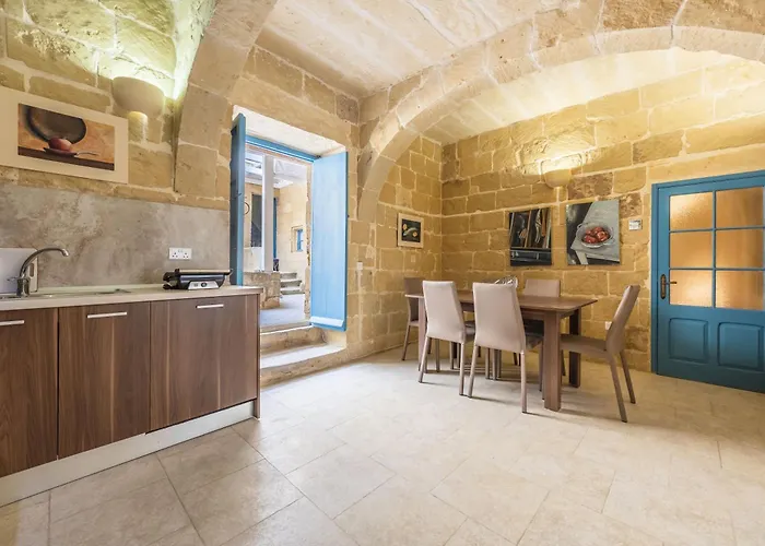 7 - Solo Traveler By Solea