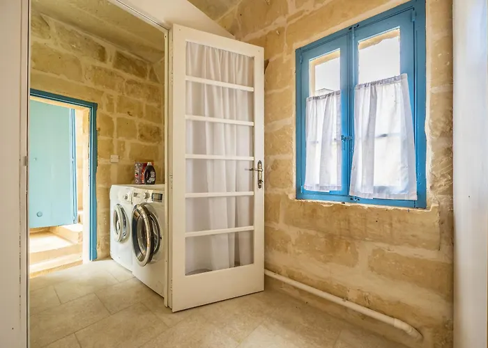 7 - Solo Traveler By Solea Għarb