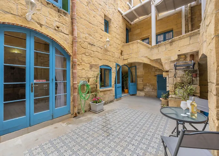 7 - Solo Traveler By Solea