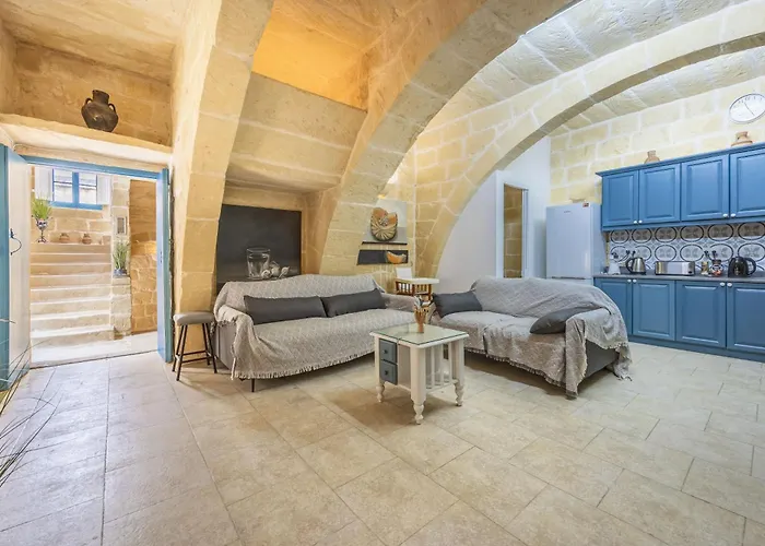 7 - Solo Traveler By Solea Għarb